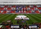 Espectacular tifo formado por la afición en los prolegómenos del Atlético de Madrid - Real Madrid